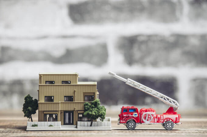 家と消防車の模型